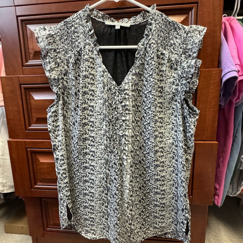 Danielrainn small black and white flowy pattered short sleeve top
